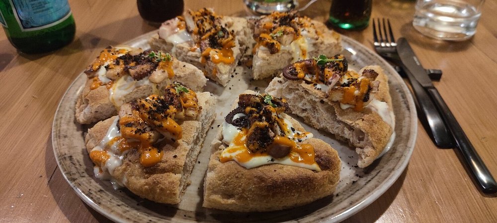 Pizza al tegamino preparata nella cucina di Astrattu